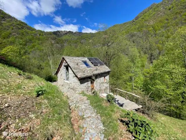 Cabane de Montagne Valsesia Nel Bosco | Italie, Piémont, Cravagliana - tiny house Les panneaux solaires sont utilisés pour produire de l’électricité, ce qui s’inscrit dans l’approche durable et respectueuse de l’environnement. Vous pourrez profiter du confort moderne tout en respectant l’environnement.