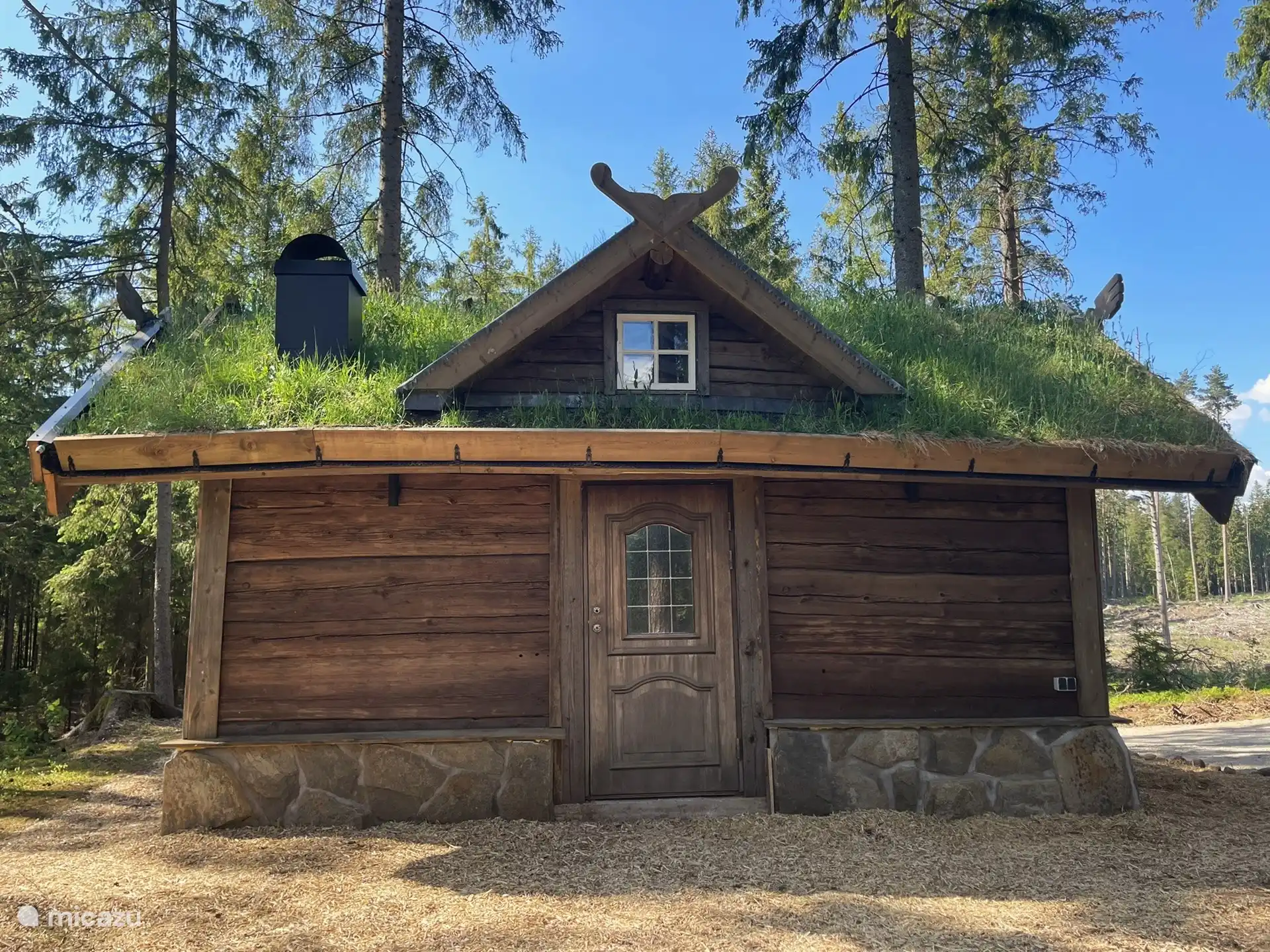 Longitudinal façade