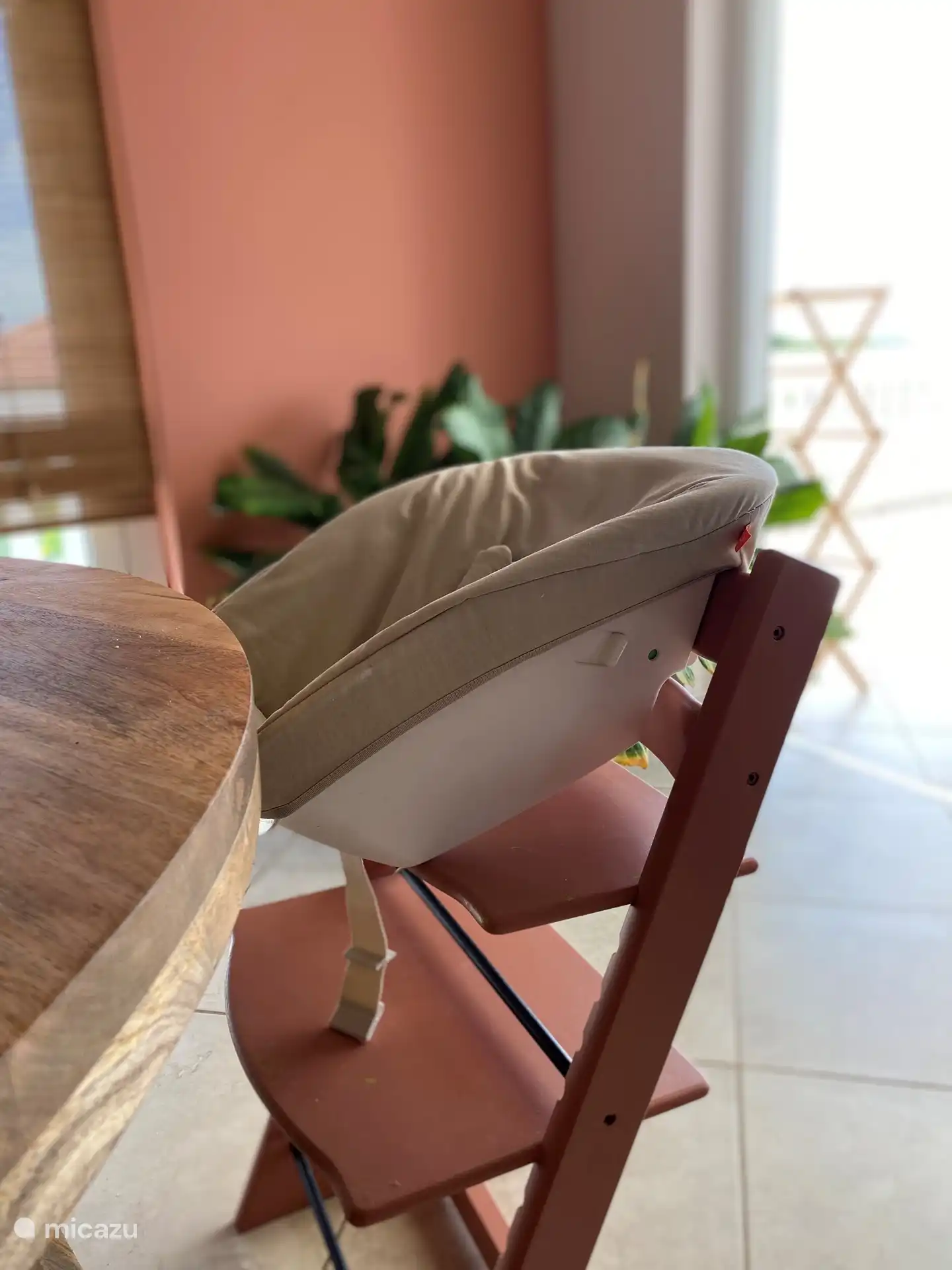 En consultation, nous avons ce siège pratique spécialement pour les nouveau-nés et les bébés qui ne peuvent pas encore s'asseoir.