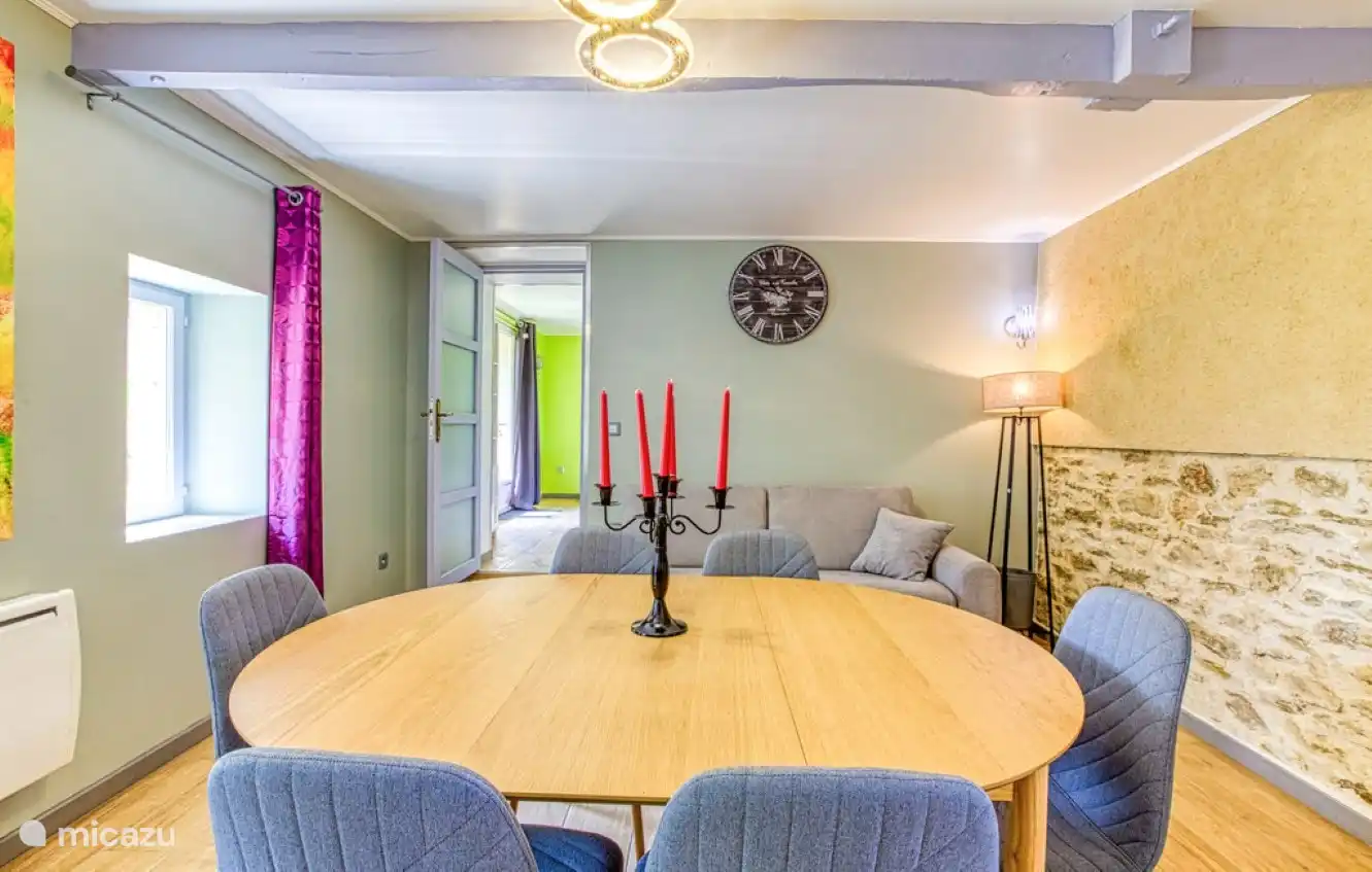 SALLE A MANGER AVEC CANAPE LIT EN 140 CM