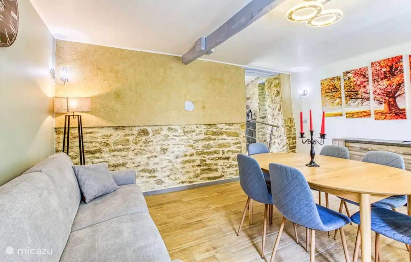 SALLE A MANGER AVEC CANAPE LIT EN 140 CM