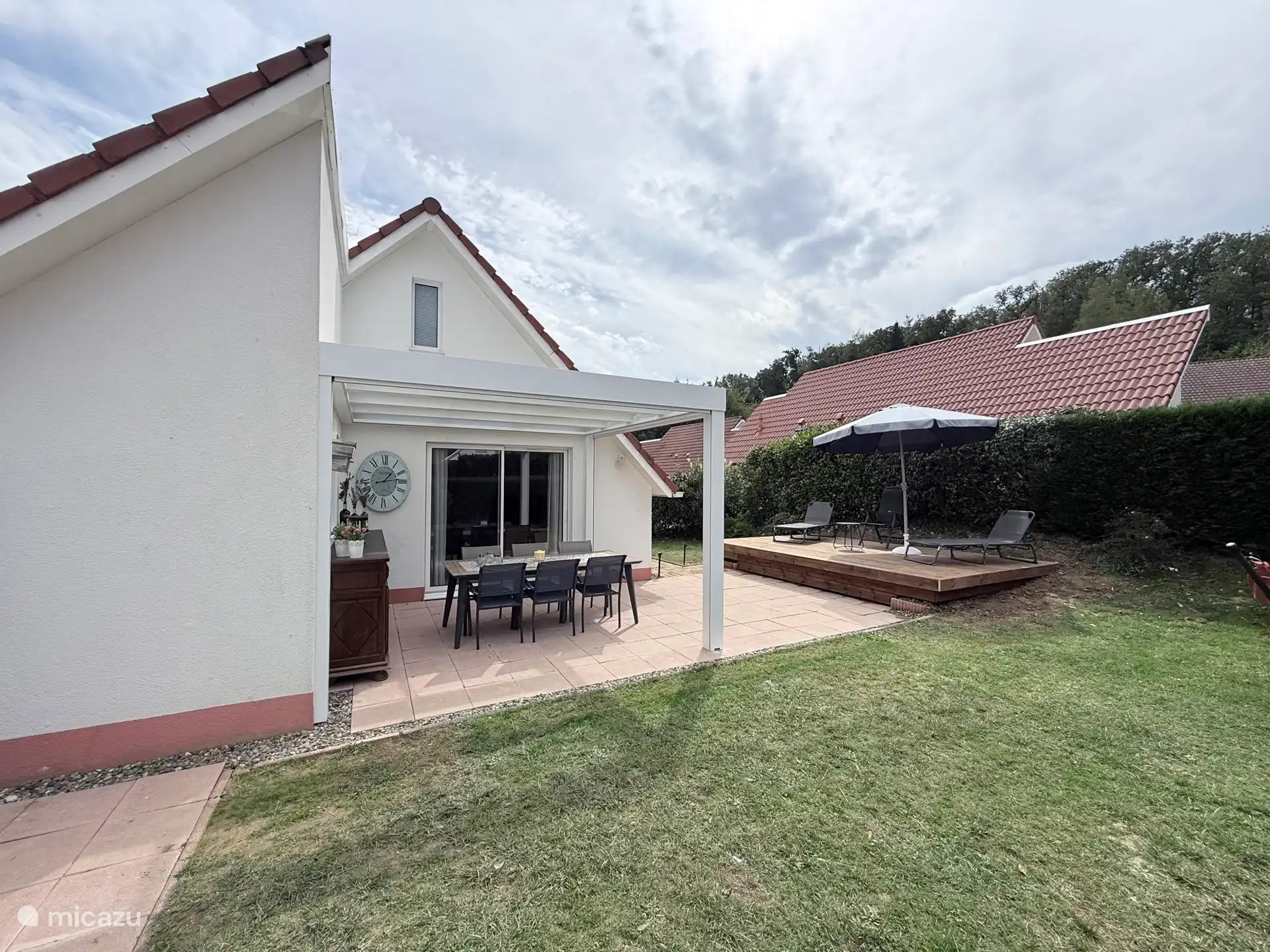 Jardín con dosel que se puede cerrar y terraza para tomar el sol