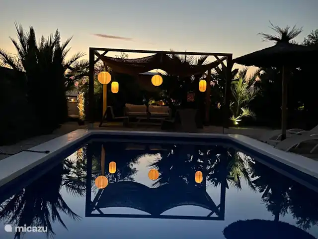 Casa de Verano huren in Spanje, Costa Blanca, Busot - bungalow In de avond gaan alle lampionnen gezellig aan