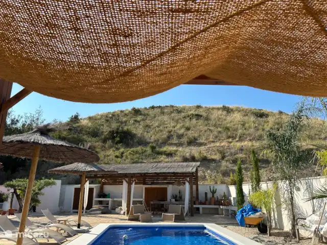 Casa de Verano huren in Spanje, Costa Blanca, Busot - bungalow De berg op de achtergrond geeft deze plek rust en heel veel sfeer