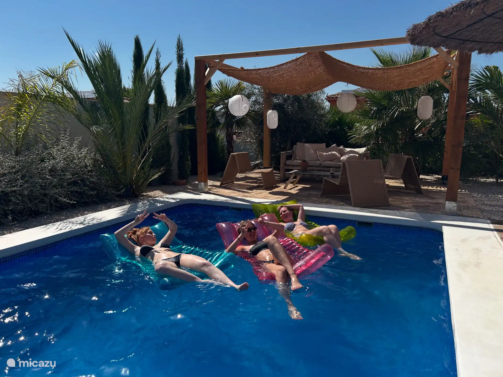 Eine schöne Pergola am Pool macht es sehr angenehm in der Nachmittagssonne