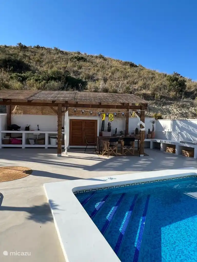 Die schöne Außenküche mit überdachter Terrasse, auf der Sie im Sommer speisen und abends den Sonnenuntergang und die rot leuchtenden Berge genießen können.