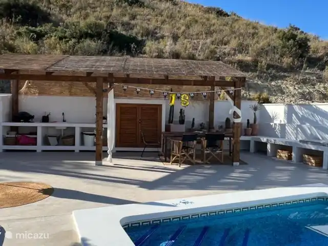 Casa de Verano huren in Spanje, Costa Blanca, Busot - bungalow De heerlijke buitenkeuken met overdekt terras, hier zit je zomers heerlijk te tafelen, in de avonden te genieten van de zonsondergang en de bergen die rood kleuren.