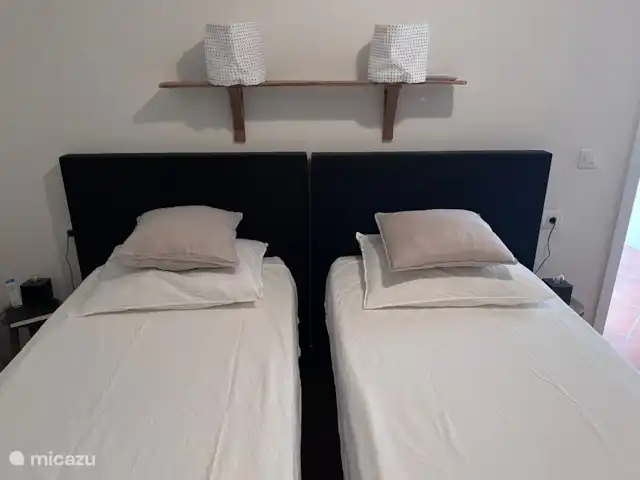 Casa de Verano huren in Spanje, Costa Blanca, Busot - bungalow De boxsprings, echt goede bedden, het zijn losse bedden, dus eenpersoons, maar kunnen wel aan elkaar geschoven worden. Of los van elkaar gezet worden. Dit geldt voor alle bedden die er zijn.