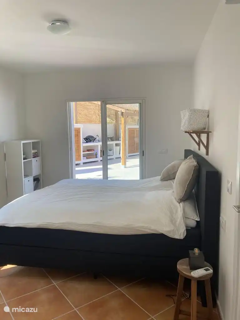 Dieses Zimmer verfügt über eine Schiebetür und führt direkt auf die schöne Terrasse. Das Zimmer verfügt über einen Kleiderständer, einen Schrank und einen großen Stuhl. Dieser Raum ist an den „Waschraum“ angeschlossen. durch eine weitere Tür wieder erreichbar.