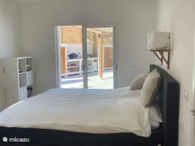 Casa de Verano huren in Spanje, Costa Blanca, Busot - bungalow Deze kamer heeft een schuifdeur en komt direct uit op het heerlijke terras. De kamer heeft een kleding rek, kastje en een grote stoel. Deze kamer zit aan het washok  vast. via een andere deur weer te bereiken.
