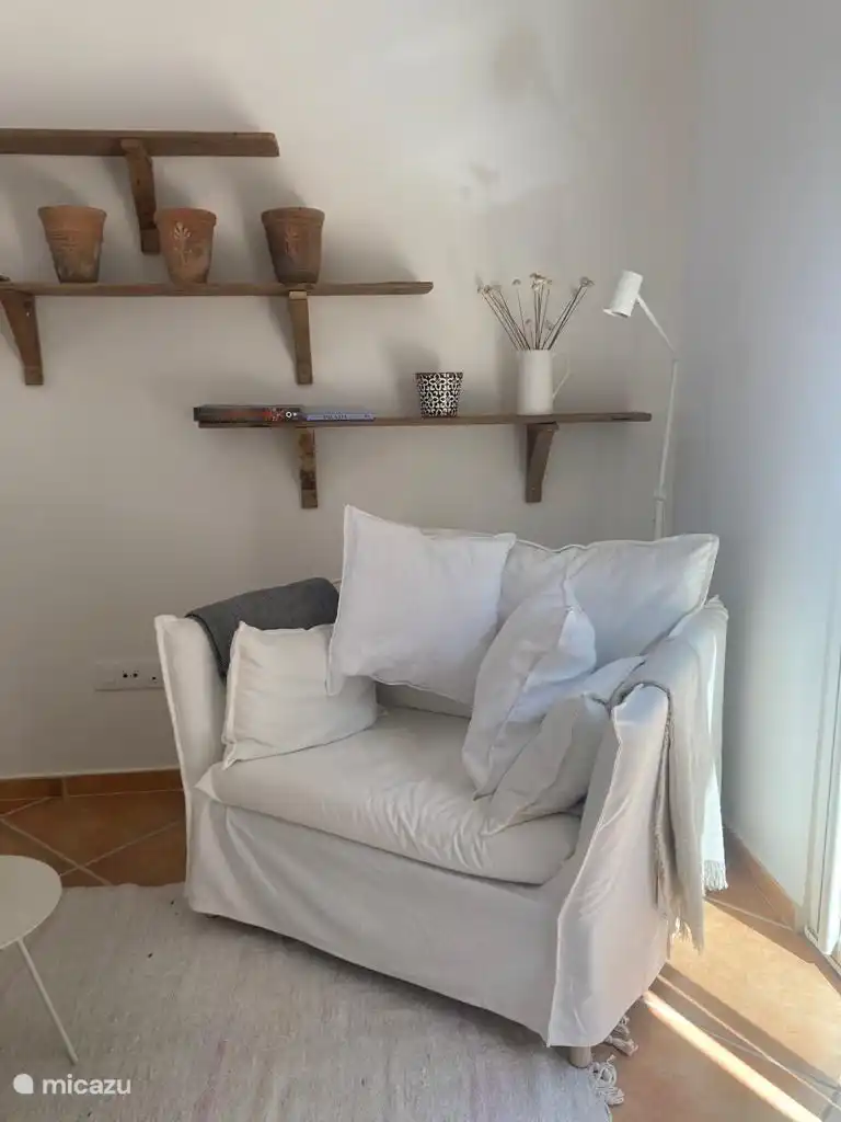 Im Wohnzimmer stehen zwei dieser schönen, geräumigen Stühle.