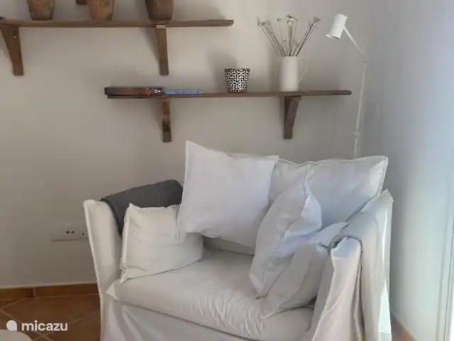 Casa de Verano huren in Spanje, Costa Blanca, Busot - bungalow In de woonkamer staan 2 van deze heerlijke ruime stoelen.
