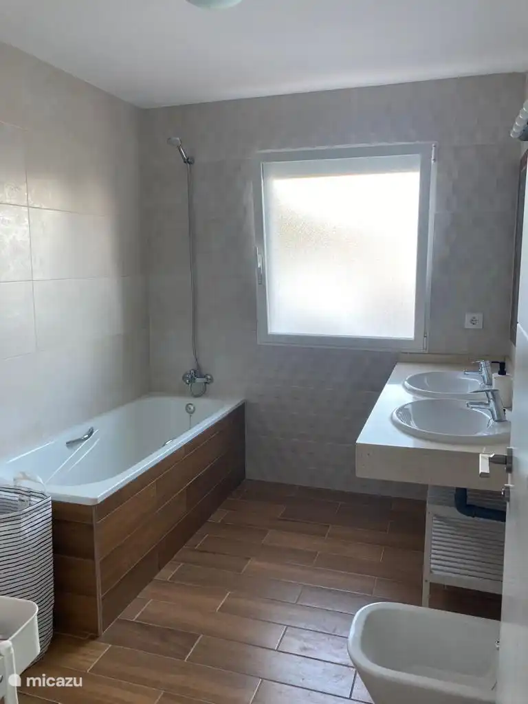 Das große Badezimmer, viel Platz, einfach aber perfekt, Badewanne und WC.