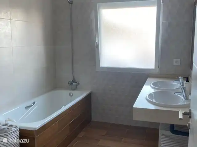 Casa de Verano huren in Spanje, Costa Blanca, Busot - bungalow De grote badkamer, lekker veel ruimte, simpel maar perfect, bad en toilet.