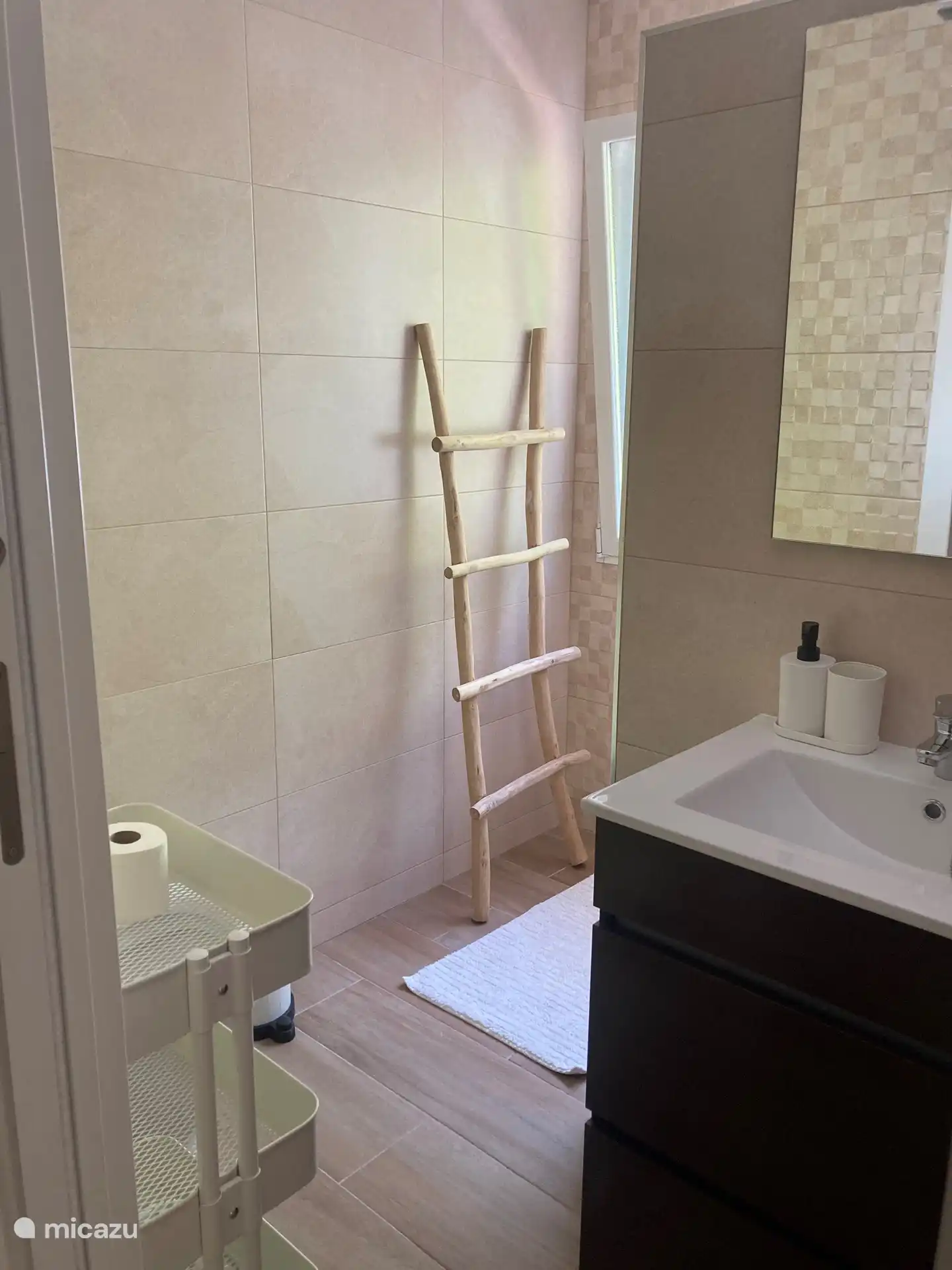 Das kleine Badezimmer mit Dusche, Waschbecken und Toilette