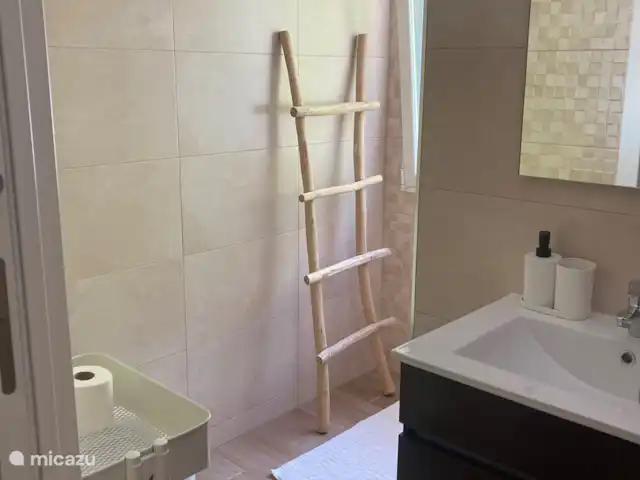 Casa de Verano huren in Spanje, Costa Blanca, Busot - bungalow De kleine badkamer met douche,wastafel en toilet