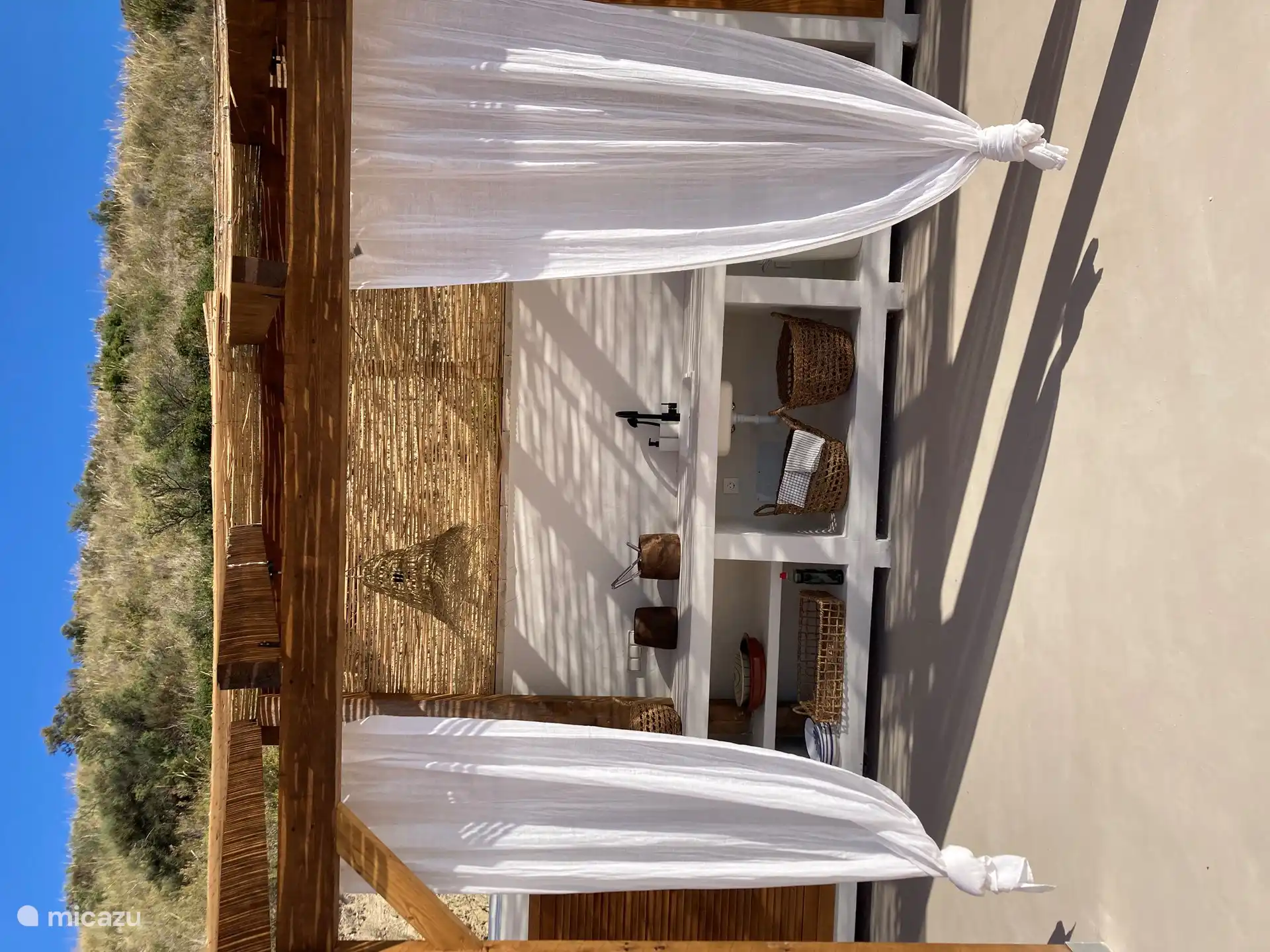 Die Küche mit Spüle. Es gibt viele Töpfe und Schüsseln in schöner Atmosphäre.