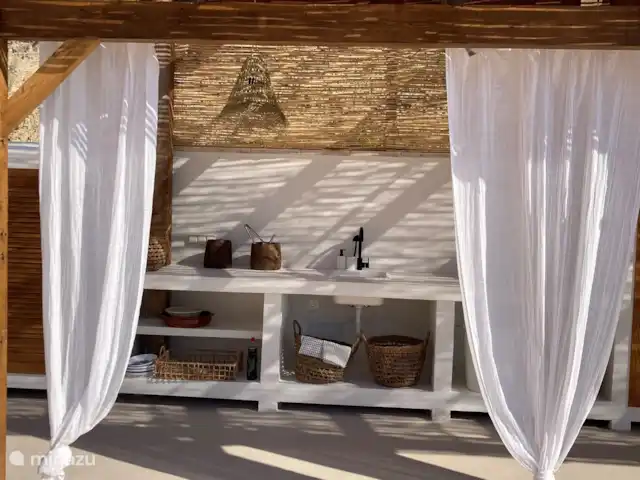 Casa de Verano huren in Spanje, Costa Blanca, Busot - bungalow De keuken, met wastafel. Potten en schalen zijn er genoeg, in leuke sferen.