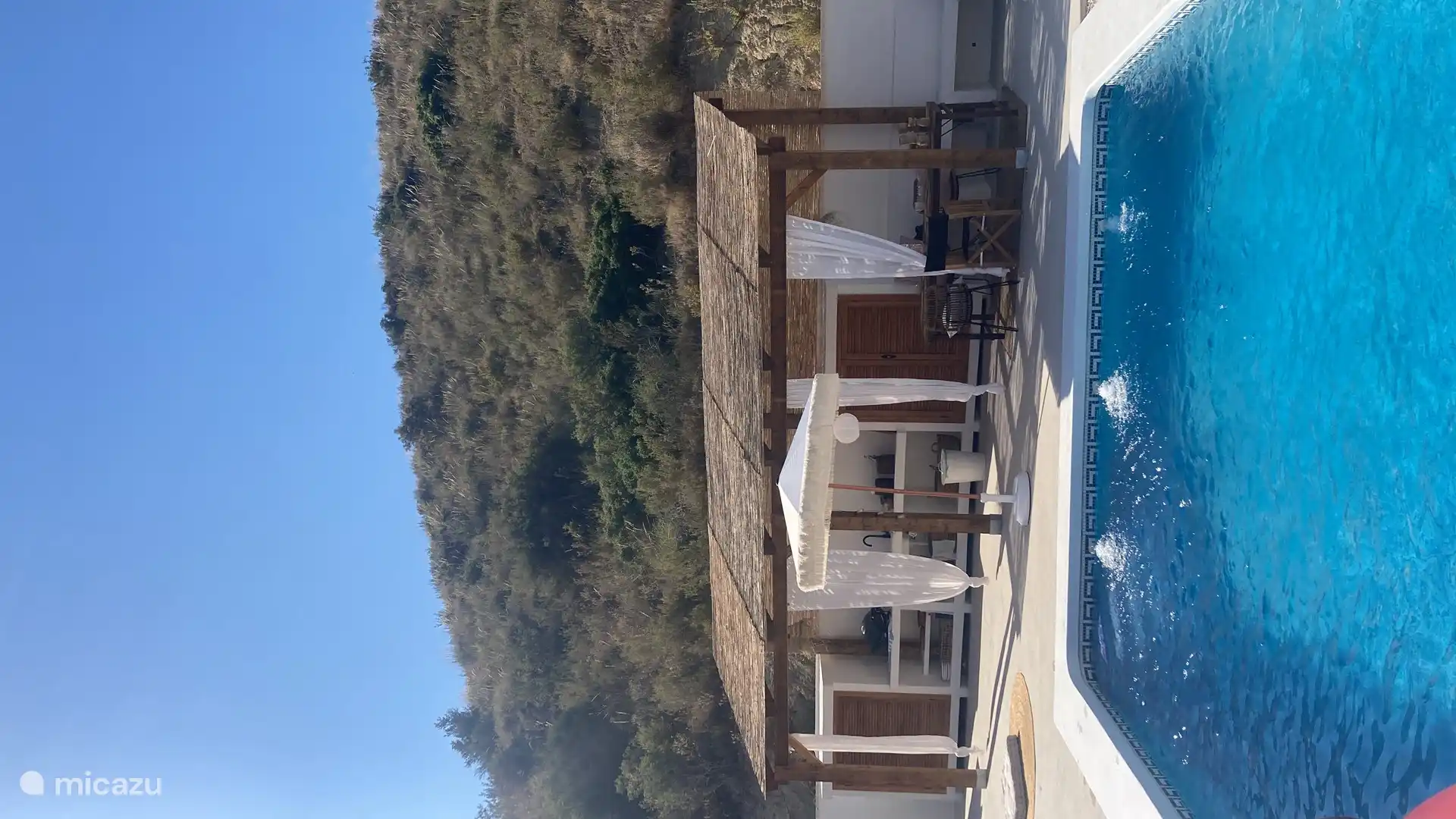 Hinter der Außenküche der wunderschöne Berg.