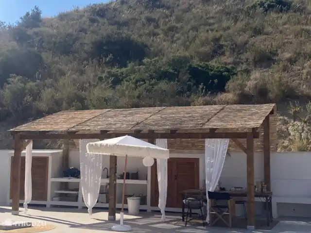 Casa de Verano huren in Spanje, Costa Blanca, Busot - bungalow Achter de buitenkeuken de prachtige berg.