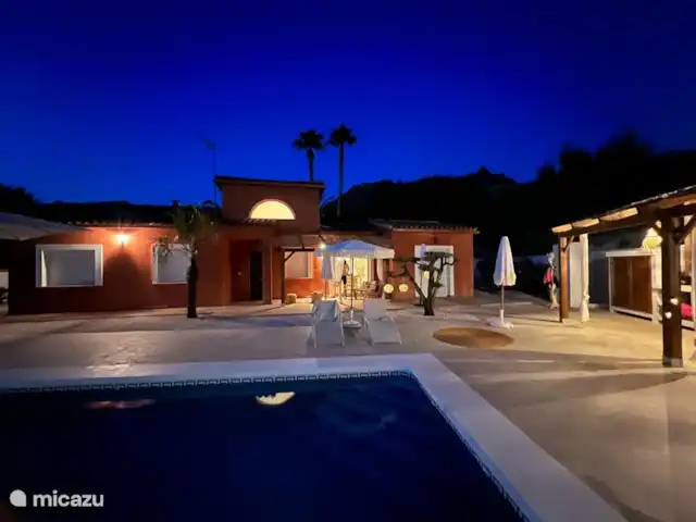 Casa de Verano huren in Spanje, Costa Blanca, Busot - bungalow Een prachtig gezicht, de avonden, een verlicht huis, en uren naar de sterrenhemel kijken.