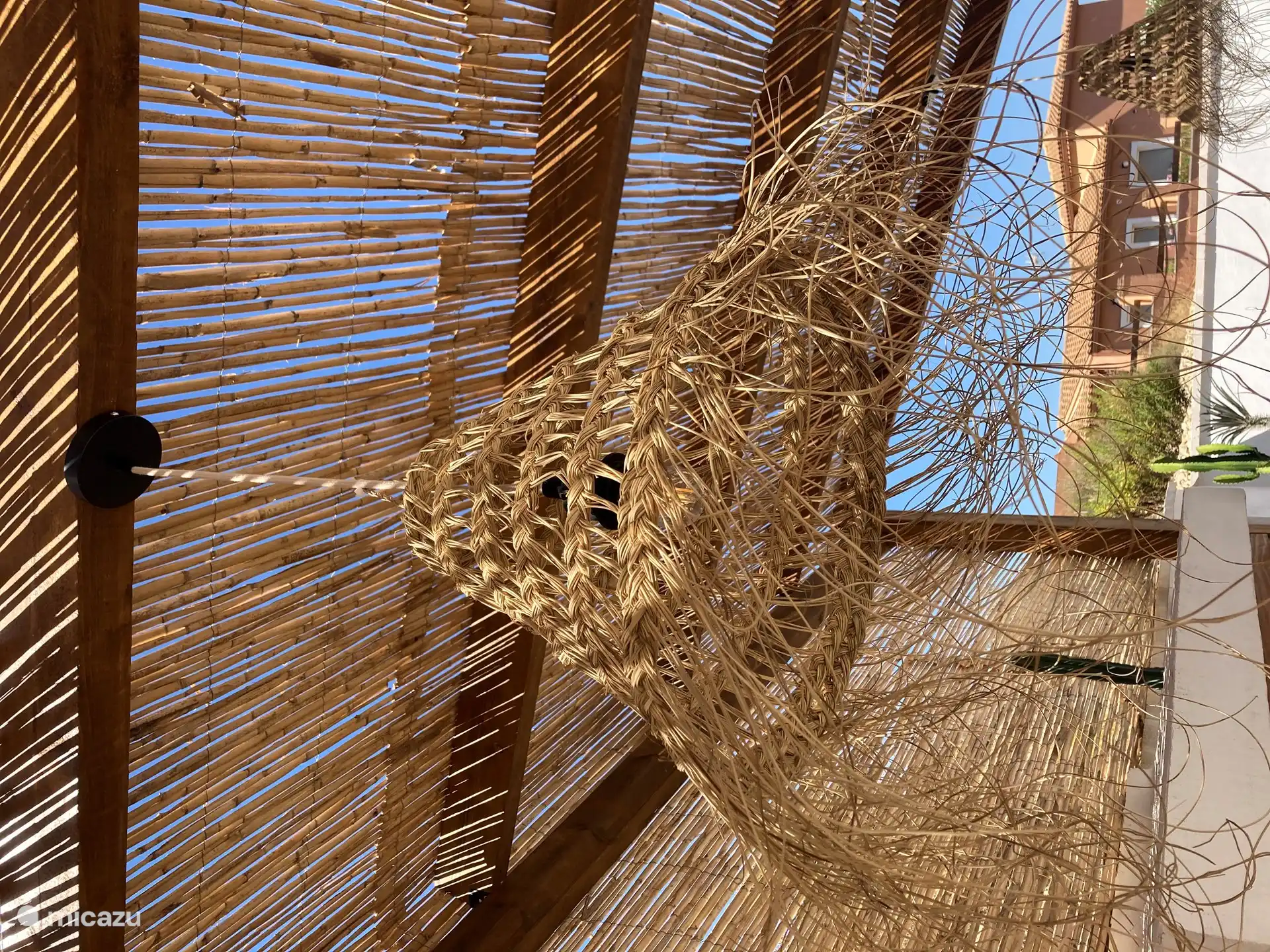 Eine Außenbeleuchtung sorgt abends für eine besondere Atmosphäre