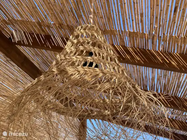 Casa de Verano huren in Spanje, Costa Blanca, Busot - bungalow buitenverlichting geeft s'avonds een bijzonder sfeertje