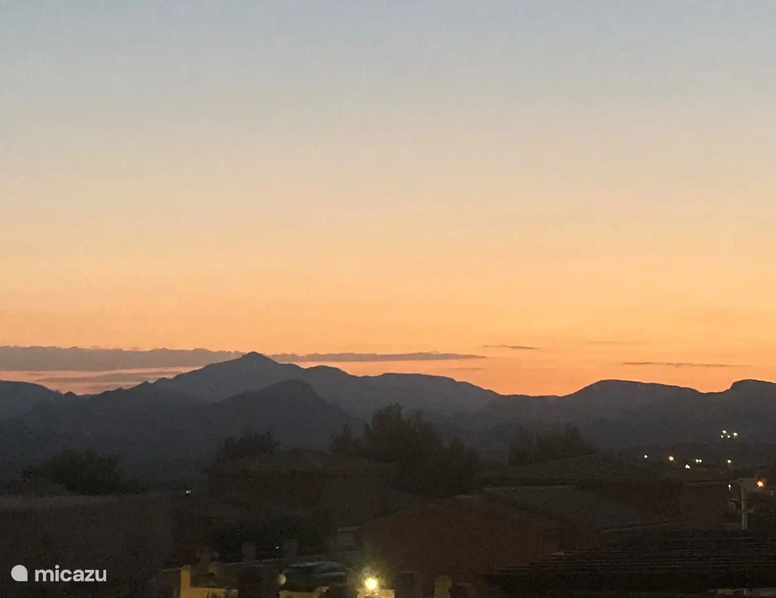Die Berge von der Terrasse, sie färben sich jedes Mal anders...