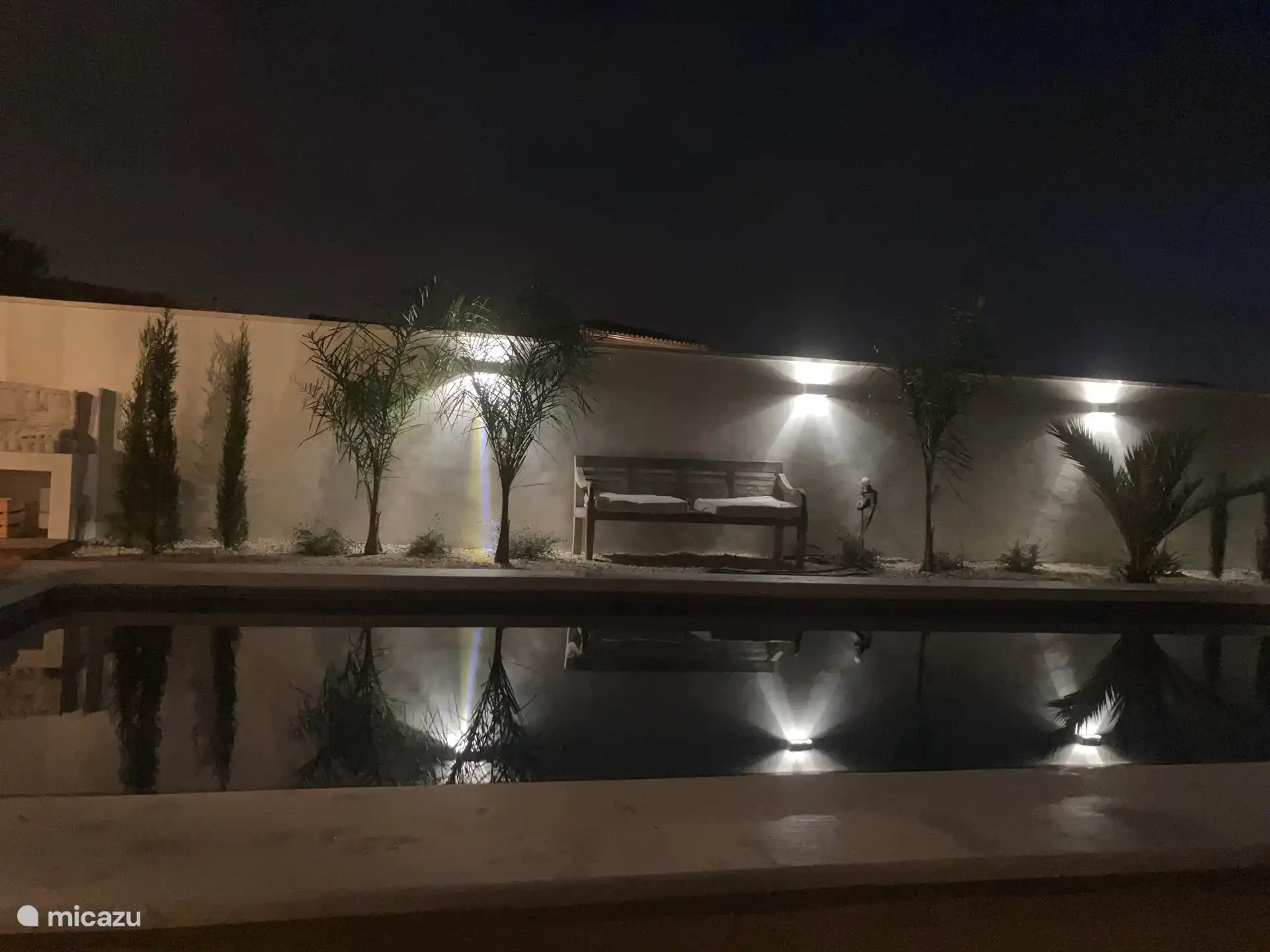 Auf dieser Bank können Sie sitzen und in der Morgensonne Ihren Kaffee trinken. Abends ist es ein wunderschönes Bild mit dem Licht.