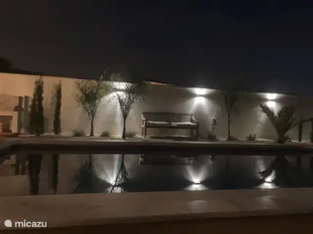Casa de Verano huren in Spanje, Costa Blanca, Busot - bungalow Op dit bankje zit je heerlijk in het ochtendzonnetje je koffie te drinken. In de avond is het een mooi plaatje zo met het licht.