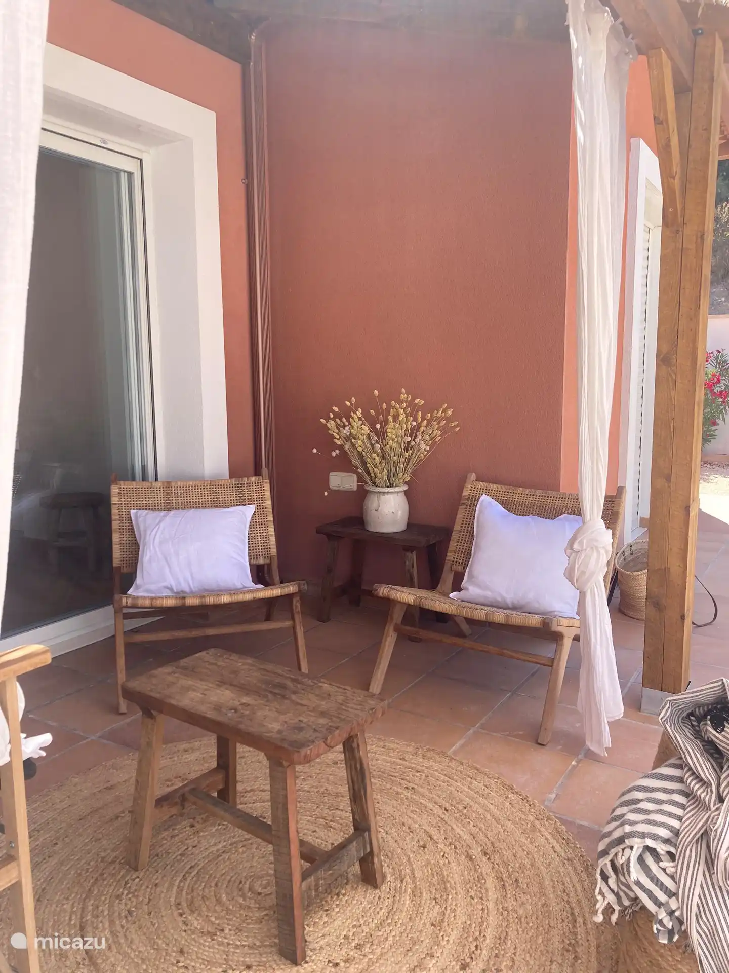 Eine schöne Terrasse am Haus.