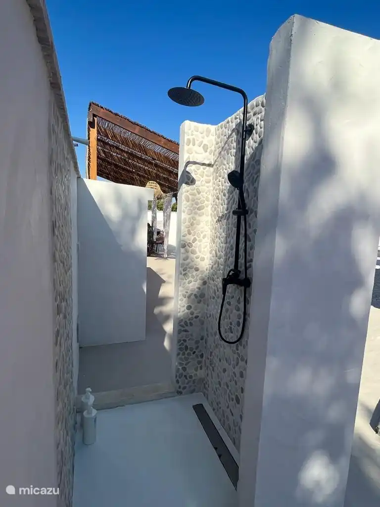 Die Außendusche, wo Sie das ganze Jahr über schön warm duschen können. Der Boiler reicht für eine sehr lange heiße Dusche, muss dann aber wieder warm werden. (In Spanien wird beim Shampoonieren aufgrund des Wassermangels in den Sommermonaten ohnehin der Wasserhahn zugedreht.)