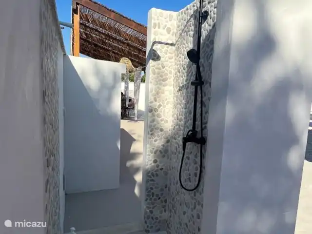 Casa de Verano huren in Spanje, Costa Blanca, Busot - bungalow De buitendouche, waar je het hele jaar heerlijk warm onder kunt douchen. De boiler heeft voor de hele lange warme doucher genoeg maar daarna moet hij weer even opwarmen. ( in Spanje zetten ze sowieso de kraan uit als je je aan het shamponeren bent, ivm water te kort in de zomermaanden)