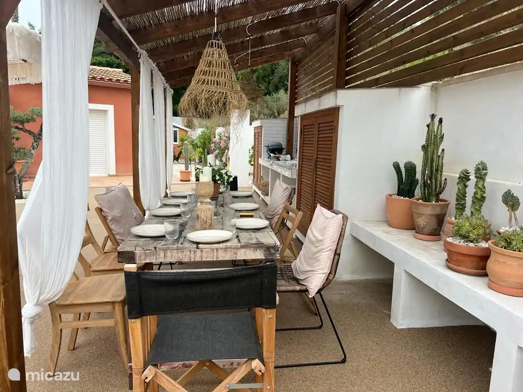 Unseren Gästen stehen die Außenküche, die Kaktuswand und 1 Schrank zur Verfügung, der alle Utensilien enthält, die Sie in der Küche benötigen.