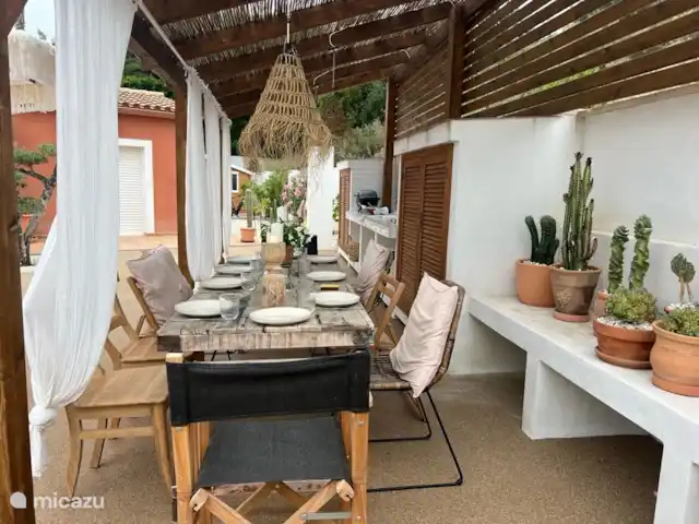 Casa de Verano huren in Spanje, Costa Blanca, Busot - bungalow De buitenkeuken, de cactus wand, 1 kast is beschikbaar voor onze gasten, hierin staan alle benodigd heden die je in de keuken kunt gebruiken.