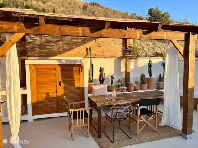 Casa de Verano huren in Spanje, Costa Blanca, Busot - bungalow De gordijnen in de buitenkeuken, in de zomer leef je echt hier.