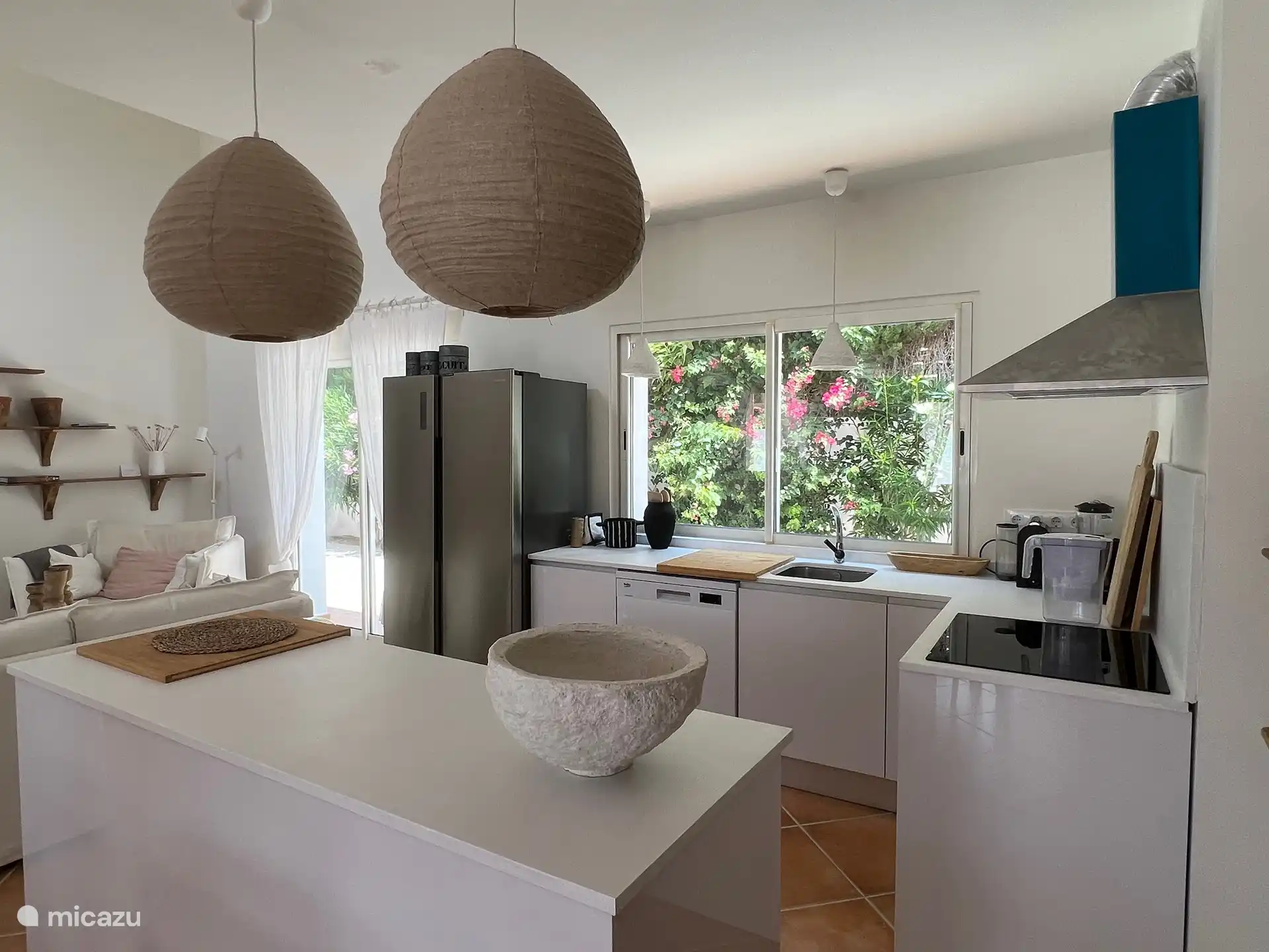 Die offene Küche im Wohnzimmer, die auch französische Türen und Fenster zur Rückseite des Hauses hat, wo die Bougainvillea wunderschön blüht, ein schöner Anblick!!