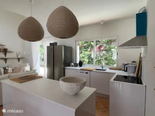 Casa de Verano huren in Spanje, Costa Blanca, Busot - bungalow De openkeuken in de woonkamer, deze heeft ook openslaande deuren en ramen naar de achterkant van het huis waar de bougainville mooi bloeit, mooi kijkje dus!!