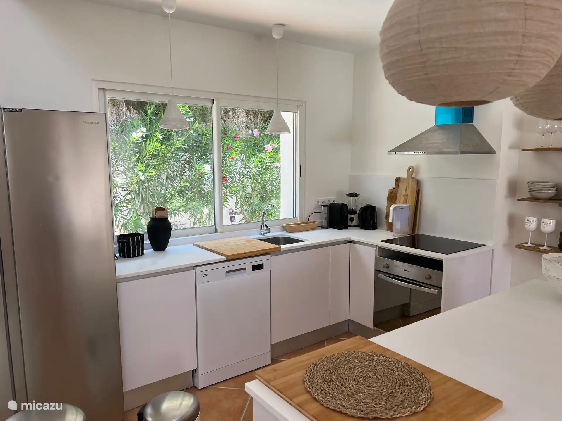 Der große Kühlschrank, die Küche mit Backofen, sehr schönes und schönes Geschirr, mit dem Sie Ihren Tisch dekorieren können.