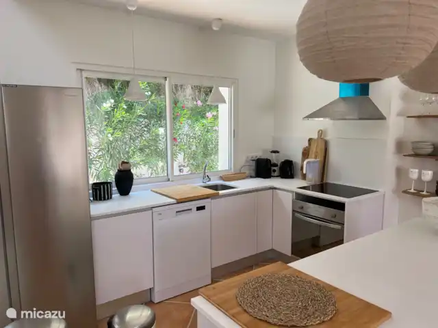 Casa de Verano huren in Spanje, Costa Blanca, Busot - bungalow De grote koelkast, de keuken met oven, ontzettend leuk en mooi servies om je tafel mee te decoreren.