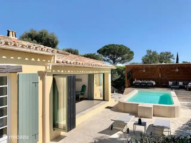 La Petite Villa Amarilla en Francia, Costa Azul, Grimaud - casa vacacional Terraza y casa de piscina