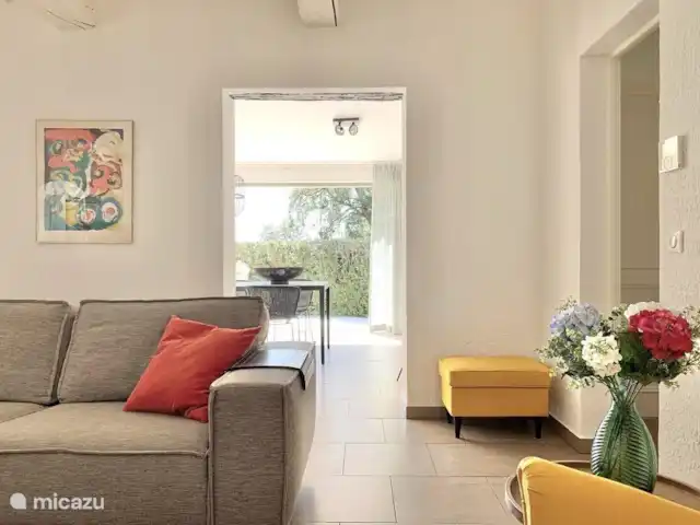 La Petite Villa Amarilla en Francia, Costa Azul, Grimaud - casa vacacional Paso al comedor
