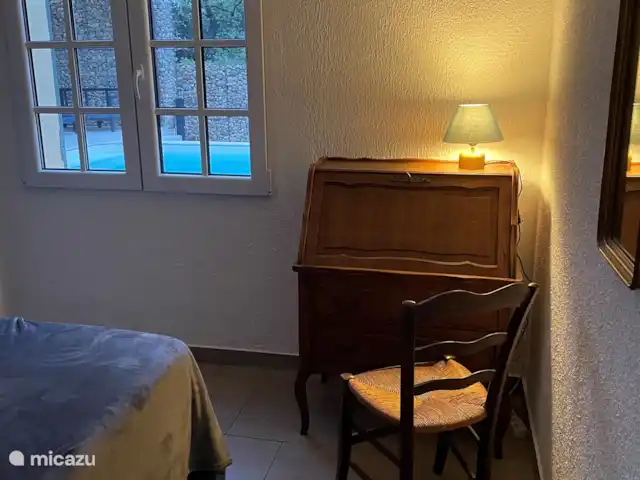 La Petite Villa Amarilla en Francia, Costa Azul, Grimaud - casa vacacional Dormitorio con baño en suite