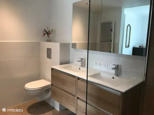 La Petite Villa Amarilla en Francia, Costa Azul, Grimaud - casa vacacional Cuarto de baño privado con ducha.
