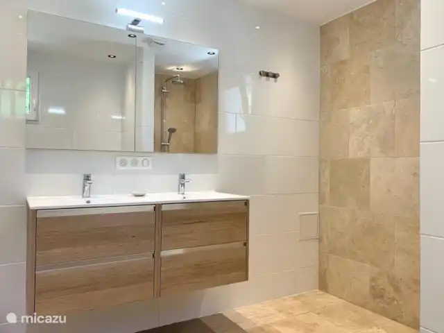La Petite Villa Amarilla en Francia, Costa Azul, Grimaud - casa vacacional Cuarto de baño privado con ducha.