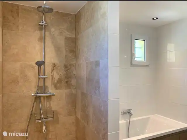La Petite Villa Amarilla en Francia, Costa Azul, Grimaud - casa vacacional Baño 2 con bañera y ducha.