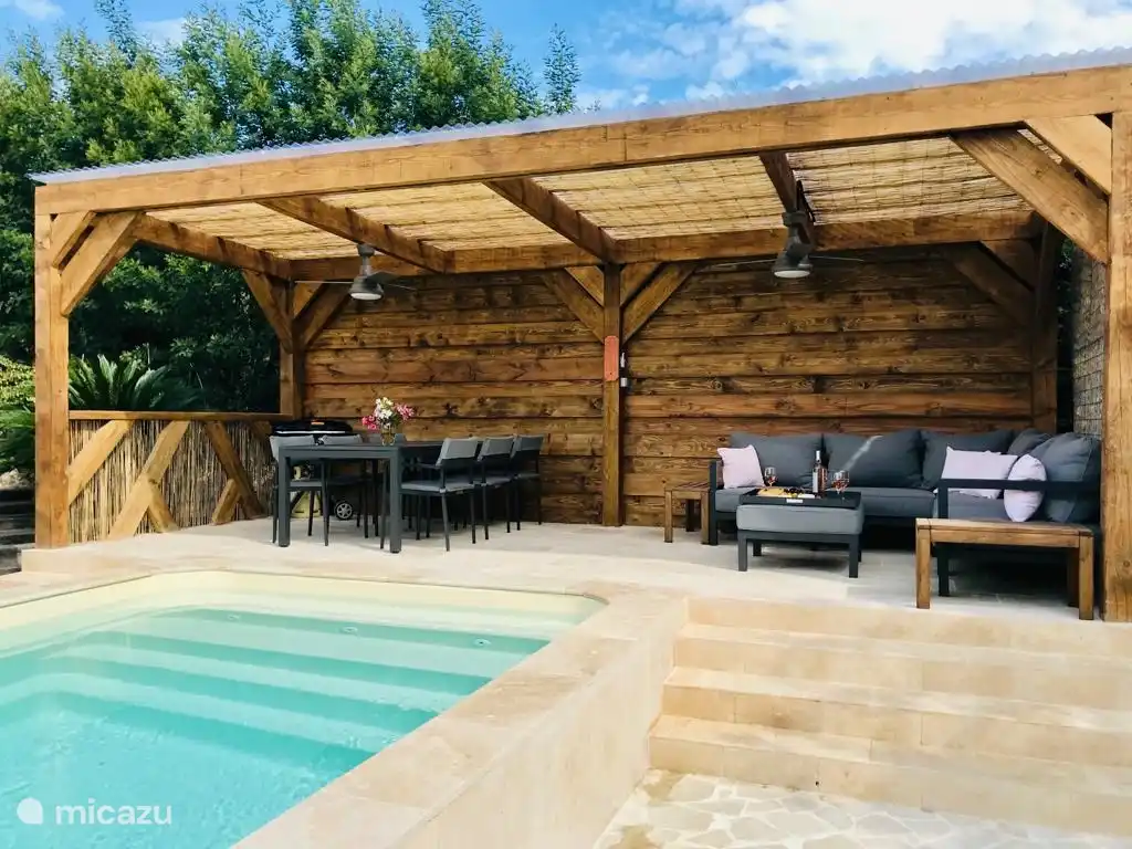 Poolhaus mit Loungemöbel 