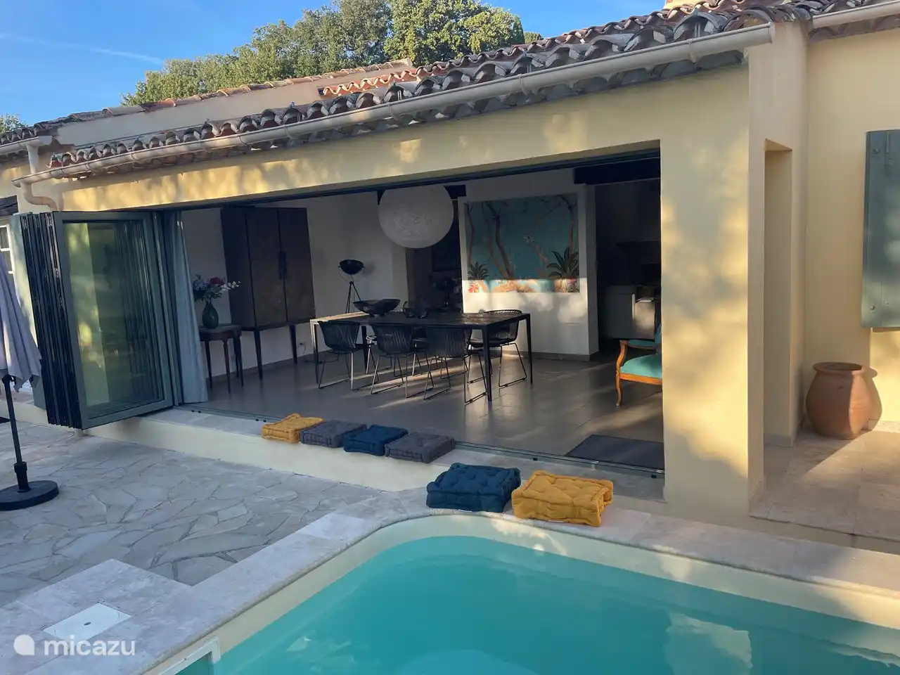 Blick vom Pool in das Esszimmer mit zusätzlichen Sitzkissen