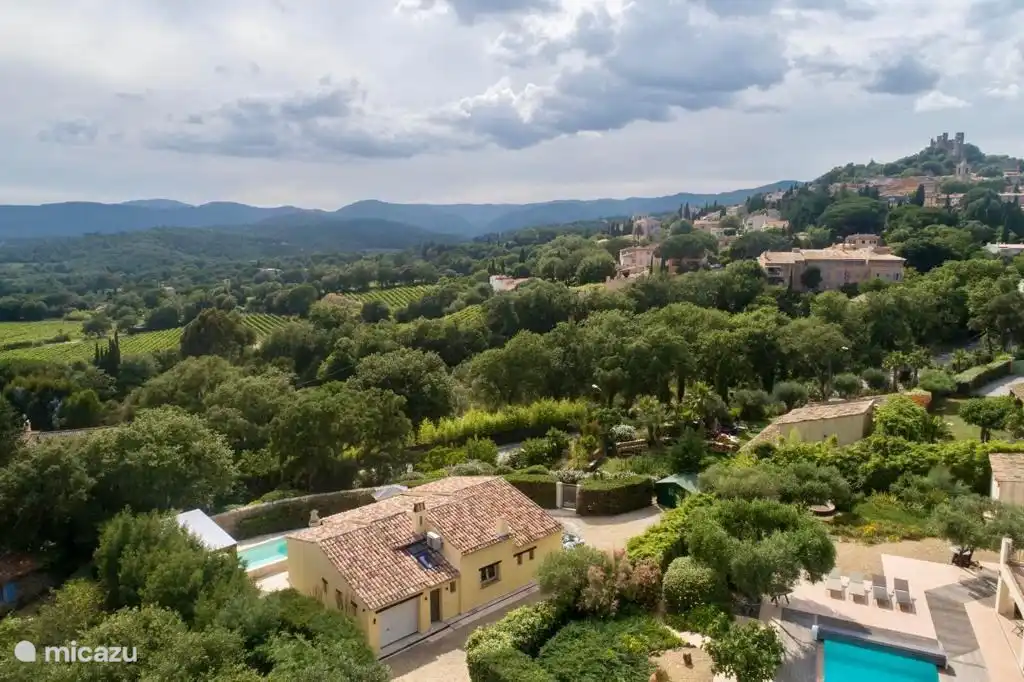 Blick auf die Villa Jaune