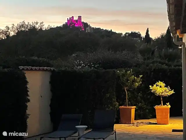 La Petite Villa Amarilla en Francia, Costa Azul, Grimaud - casa vacacional Vista del castillo de Grimaud
